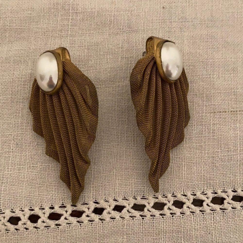 Unusual and beautiful Pearl and gold tone mesh earrings